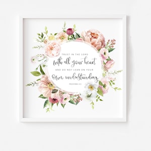 Könnte beinhalten: Ein Blumenkranz mit rosa und weißen Blüten umgibt ein Zitat aus Sprüche 3,5: "Vertraue auf den Herrn von ganzem Herzen, und verlass dich nicht auf deinen eigenen Verstand."