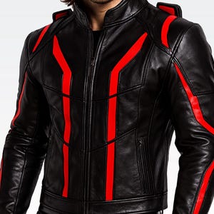 Puede incluir: Chaqueta de cuero negra con rayas rojas. La chaqueta tiene cuello alto, cremallera frontal y rayas rojas en las mangas y el pecho. Chaqueta de cuero para hombre.