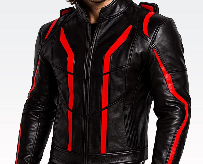 Puede incluir: Chaqueta de cuero negra con rayas rojas. La chaqueta tiene cuello alto, cremallera frontal y rayas rojas en las mangas y el pecho. Chaqueta de cuero para hombre.