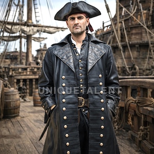 Puede incluir: Una taza de cerámica blanca con un asa negra y el texto "But First, Coffee" en negro, con una fuente de estilo manuscrito. La taza está sobre una superficie blanca.