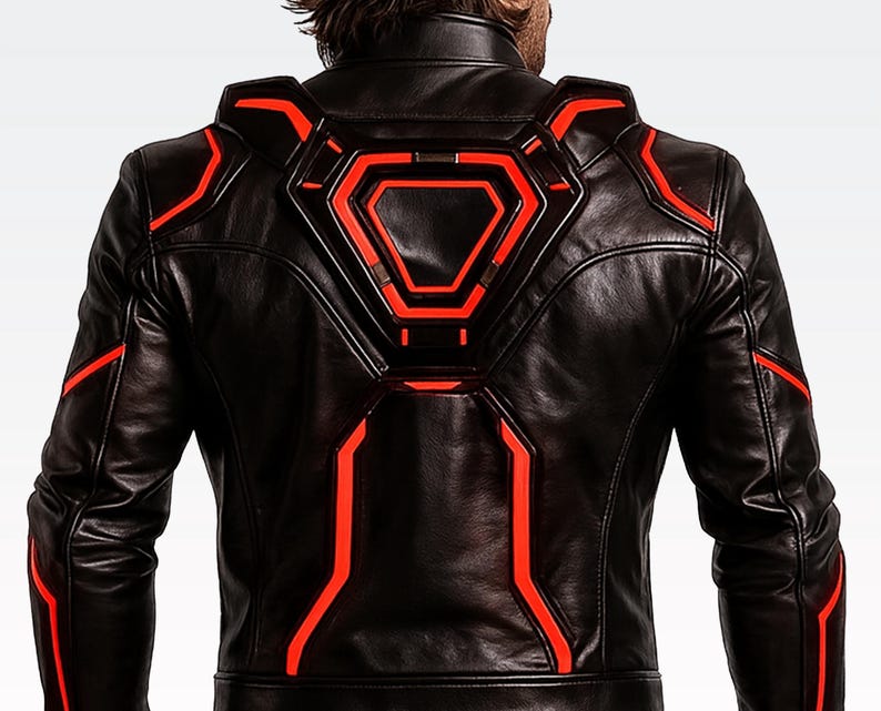 Puede incluir: Chaqueta de cuero negra con detalles geom&eacute;tricos rojos en hombros, espalda y mangas. La chaqueta tiene un dise&ntilde;o futurista con cuello alto y corte entallado. Los detalles rojos crean un contraste llamativo.