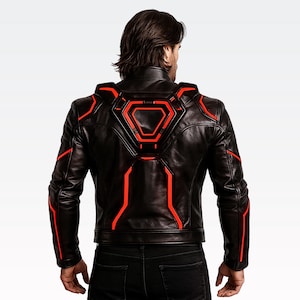Puede incluir: Chaqueta de cuero negra con l&iacute;neas rojas y formas geom&eacute;tricas en la espalda y los hombros. La chaqueta tiene un dise&ntilde;o futurista con cuello alto. Los detalles rojos crean un contraste llamativo con el cuero negro.
