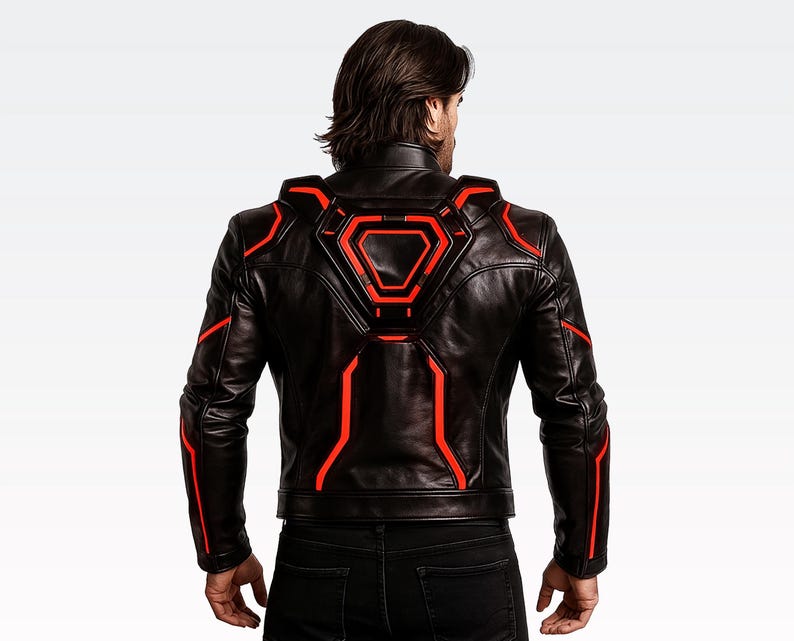 Puede incluir: Chaqueta de cuero negra con l&iacute;neas rojas y formas geom&eacute;tricas en la espalda y los hombros. La chaqueta tiene un dise&ntilde;o futurista con cuello alto. Los detalles rojos crean un contraste llamativo con el cuero negro.