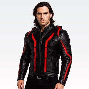 Puede incluir: Chaqueta de cuero negra con rayas rojas. La chaqueta tiene cierre de cremallera, cuello alto y rayas rojas en hombros, pecho y mangas. Dise&ntilde;o elegante y moderno.