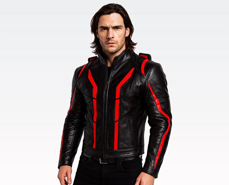 Puede incluir: Chaqueta de cuero negra con rayas rojas. La chaqueta tiene cierre de cremallera, cuello alto y rayas rojas en hombros, pecho y mangas. Dise&ntilde;o elegante y moderno.