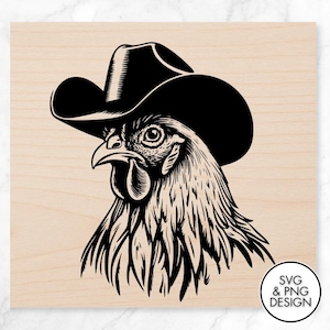 Puede incluir: Ilustración en blanco y negro de una gallina con sombrero de vaquero. La cabeza de la gallina está de perfil, con plumas detalladas y un pico prominente. La imagen está sobre un fondo claro de vetas de madera, con un logotipo circular "SVG & PNG DESIGN".