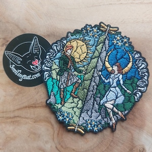 Puede incluir: Un juego de tres tazas de cer&aacute;mica con un esmalte moteado de color crema. Cada taza presenta un dise&ntilde;o floral pintado a mano en tonos azules, verdes y amarillos. Las tazas tienen una forma simple y redondeada y un asa c&oacute;moda.