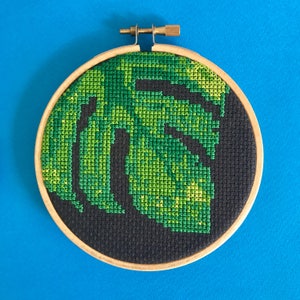 Monstera Kreuzstichmuster, 3 von 3, tropisches Blatt Dekor, modernes Kreuzstichmuster, 4 inch Stickbild, grünes Dekor, botanische Stickerei, diy Geschenk