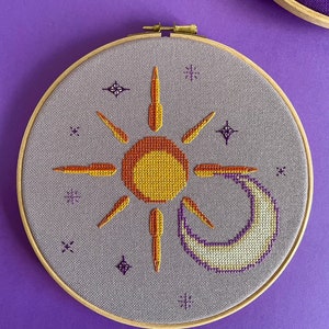 Sol e Lua - Padrão de ponto cruz em pdf em cobre claro, da coleção Astral. Motivos de sol, lua crescente e estrelas, estilo moderno de meados do século