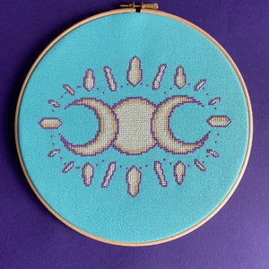 Lua Tripla - padrão de ponto cruz pdf halo em negrito, da coleção Astral. Bruxa, boho, deusa, vibrações pagãs. Design moderno e limpo.