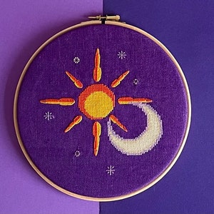 Sol y Luna - Patrón punto de cruz pdf cobre atrevido, de la colección Astral. Motivos de sol, luna creciente y estrellas, estilo moderno de mediados de siglo