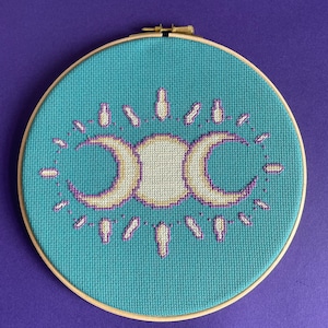 Lua Tripla - padrão de ponto cruz pdf halo fino, da coleção Astral. Bruxa, boho, deusa, vibrações pagãs. Design moderno e limpo.