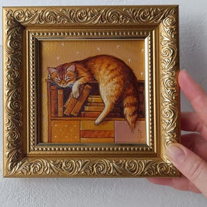 Petit chat roux dormant sur une étagère, peinture à l'huile encadrée sur fond doré Art de chat fait main Original 4 x 4 po