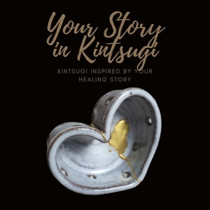Op de afbeelding: Een wit keramisch hartvormig schaaltje met een scheur die is gerepareerd met gouden kintsugi. Het schaaltje staat op een zwarte achtergrond. De tekst "Your Story in Kintsugi" staat boven het schaaltje. De tekst "Kintsugi Inspired by Your Healing Story" staat onder het schaaltje.