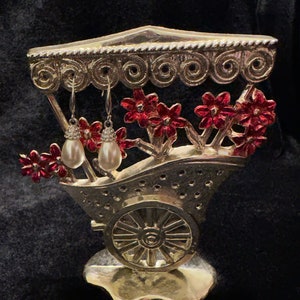 Vintage Revere Ohrring Baumständer Blumenwagen Form mit rosa Blumen