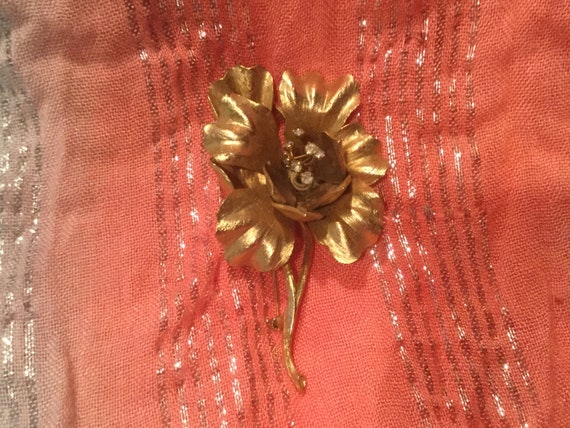 Vintage Mid-Century Gold-tone Flower Brooch with … - image 7