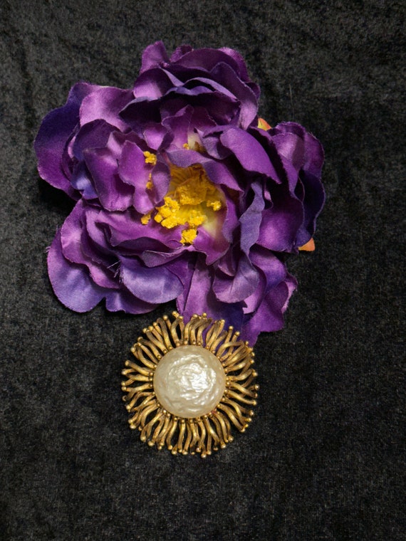 Flower Sea Urchin Brooch with Large Faux Pearl Tex
