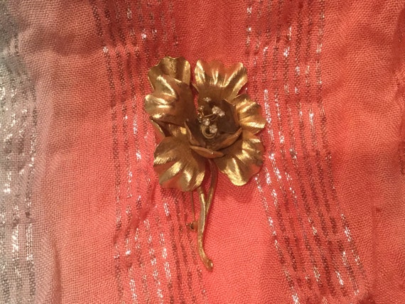 Vintage Mid-Century Gold-tone Flower Brooch with … - image 2