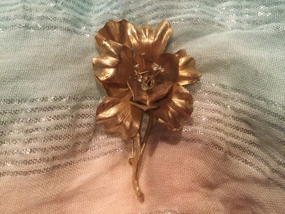 Vintage Mid-Century Gold-tone Flower Brooch with … - image 1