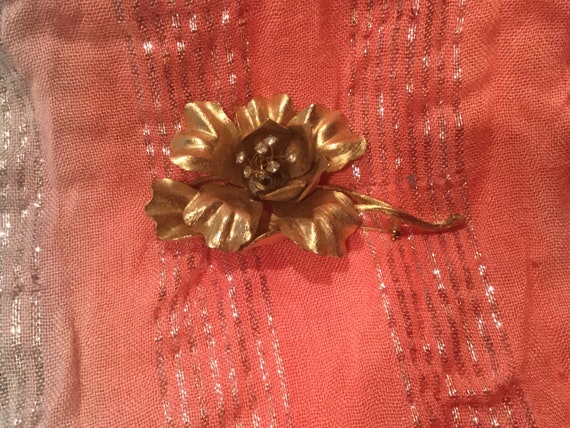 Vintage Mid-Century Gold-tone Flower Brooch with … - image 4