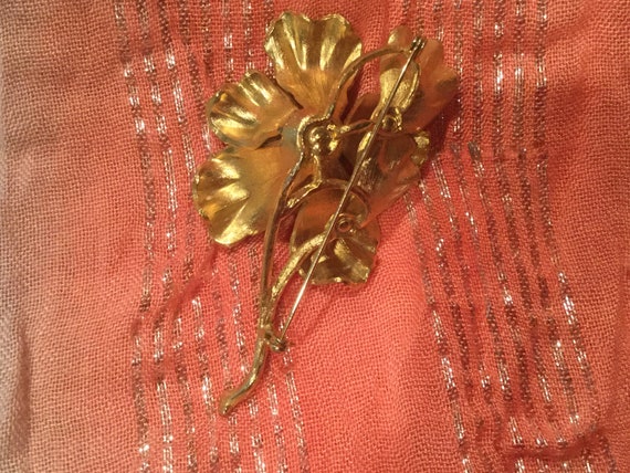 Vintage Mid-Century Gold-tone Flower Brooch with … - image 5