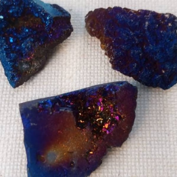 Druzy geode rock decorative thumb tack push pins for board. Druzy thumbtacks. Stone push pins. Chic home office accessories. office decor.