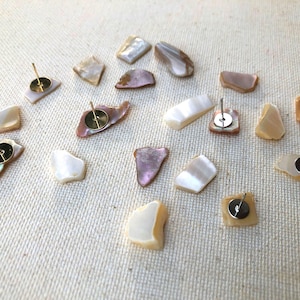 Decorative pearl beach decor shell pieces push pin thumb tacks. pushpins. pearl white thumbtacks. Beach decor for home. Shell wall art