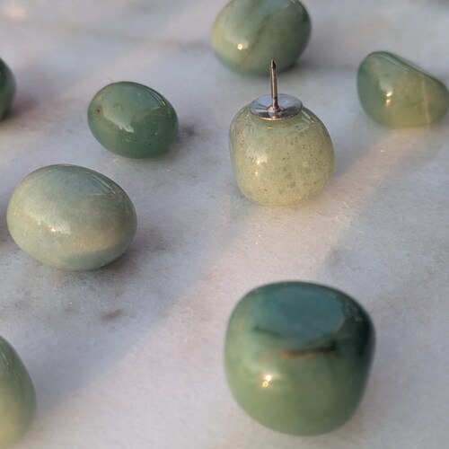 Punaises en quartz aventurine vert printemps Jade. Décoration de bureau vert jade. punaises. Punaises Vision Board. Fournitures de bureau pour filles