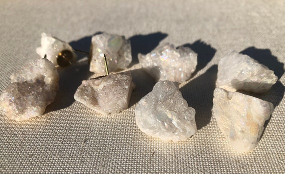 Crystal geode rock push pins for vision board kit. Druzy thumbtacks vision board idea. pushpins. Chic office accessories. office decor