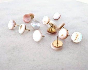 Decorative pearl shell push pin thumb tacks. pushpins. pearl white thumb tacks. home office decor. glam desk supplies. office accessories