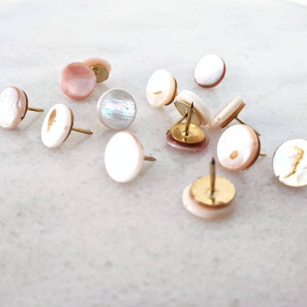 Decorative pearl shell push pin thumb tacks. pushpins. pearl white thumb tacks. home office decor. glam desk supplies. office accessories