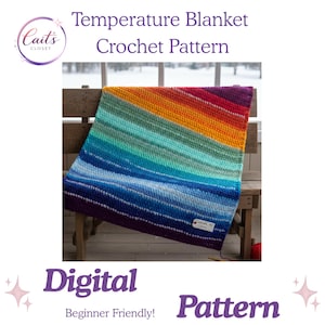 Op de afbeelding: Een gehaakte temperatuurdeken in een regenboog van kleuren, gedrapeerd over een houten bank. De deken loopt van rood naar paars, met tinten oranje, geel, groen en blauw. Tekst op de afbeelding luidt "Temperature Blanket Crochet Pattern" en "Digital Pattern, Beginner Friendly!"