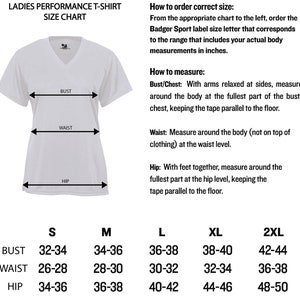K&ouml;nnte beinhalten: Gr&ouml;&szlig;entabelle f&uuml;r ein Performance-T-Shirt f&uuml;r Damen mit Ma&szlig;en in Zoll f&uuml;r Brust, Taille und H&uuml;fte. Die Gr&ouml;&szlig;en umfassen S, M, L, XL und 2XL.