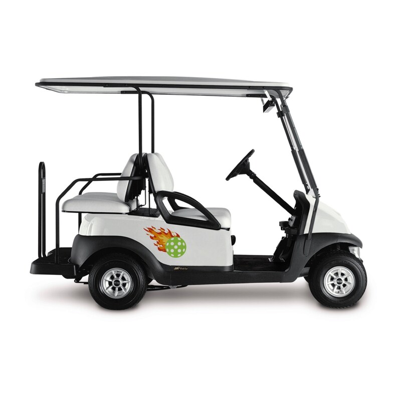 Puede incluir: Un carrito de golf blanco con un marco negro y un techo negro. El carrito tiene dos asientos y un gr&aacute;fico de pickleball en llamas en el lateral.