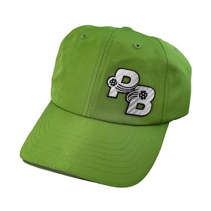 Può includere: Cappellino da baseball verde brillante con visiera curva. Il cappellino presenta un logo argento e bianco con le lettere "PB". Realizzato in un materiale liscio e resistente.