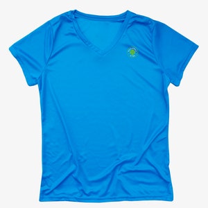 K&ouml;nnte beinhalten: Ein hellblaues T-Shirt mit V-Ausschnitt und einem kleinen gr&uuml;n-gelben Logo auf der rechten Brustseite. Das Logo lautet "Pickleball Star".