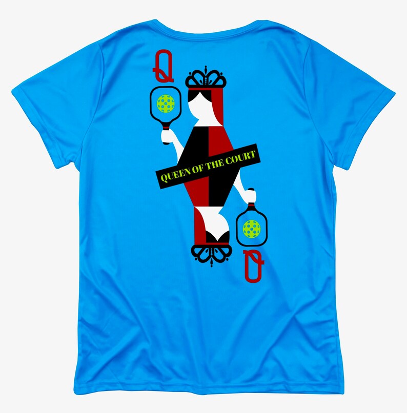 K&ouml;nnte beinhalten: Ein hellblaues T-Shirt mit einem Grafikdruck einer Herzk&ouml;nigin, die einen Pickleball-Schl&auml;ger und einen Pickleball h&auml;lt. Die Grafik ist schwarz, rot und wei&szlig; mit dem Text "Queen of the Court" in der Mitte.