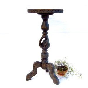 Hoher hölzerner Blumentopf, geschnitzter Pflanzenständer, Großer Farnständer, Hartholz-Blumentopfständer, Massivholz-Blumentopfständer