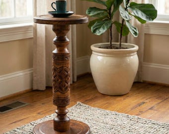 Hoge massief gedraaide houten entreetafel met gebeeldhouwde poot op sokkel; Grote houten bijzettafel; Handgemaakte kolom wijn salontafel; Ronde standaard met accent