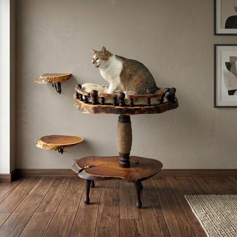 Op de afbeelding: Een kattenmeubel met meerdere niveaus, bestaande uit natuurlijke houten bladen met boomkanten. De structuur bevat een centrale paal omwikkeld met sisaltouw, een verhoogd platform met een decoratieve spijlenreling en twee losse wandplanken van hout.