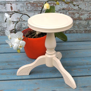 Kleiner hölzerner Blumenständer im Innenbereich, kleiner Holz-Blumentopfständer, dreibeiniger Blumentopfständer, Mid Century Modern Farnständer geschnitzter Topflappen