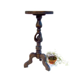 Großer hölzerner Blumenständer für drinnen, geschnitzte dreibeinige Topfbasis, großer Sockelfarnhalter, Hartholz-Säulen-Blumenständer