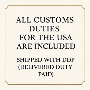 Op de afbeelding: Een vierkante afbeelding met een dunne gouden rand op een cr&egrave;mekleurige achtergrond. De zwarte tekst luidt: ALL CUSTOMS DUTIES FOR THE USA ARE INCLUDED. SHIPPED WITH DDP (DELIVERED DUTY PAID). Het ontwerp is gecentreerd en gebruikt een schreefloos lettertype.