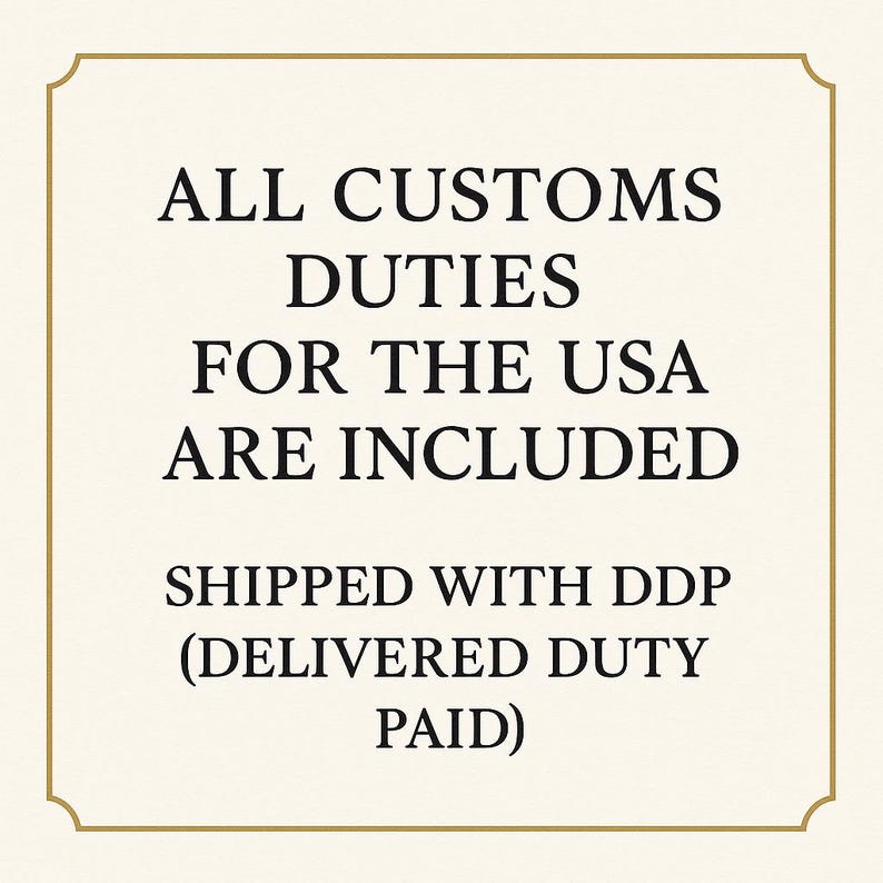 Op de afbeelding: Een vierkante afbeelding met een dunne gouden rand op een cr&egrave;mekleurige achtergrond. De zwarte tekst luidt: ALL CUSTOMS DUTIES FOR THE USA ARE INCLUDED. SHIPPED WITH DDP (DELIVERED DUTY PAID). Het ontwerp is gecentreerd en gebruikt een schreefloos lettertype.
