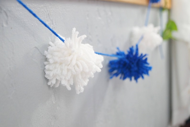 FREE SHIPPING Blue /& White Yarn Pom Pom Garland