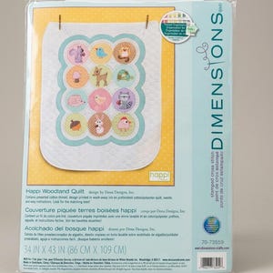 Könnte beinhalten: Dimensions Happi Woodland Quilt-Set. Das Set enthält eine vorgefertigte Baumwoll-/Polyester-Steppdecke mit Waldtiermotiven. Die Steppdecke misst 86 cm x 109 cm. Enthält Baumwollgarn, Nadel und Anweisungen. Stamped cross stitch.