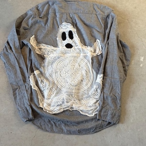 Camisa de franela reciclada con estampado de fantasmas, rediseñada por J Crew, gris, manga larga, botones, encaje, patchwork de fantasmas, temporada espeluznante, cottagecore, Halloween, talla M