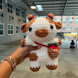Peluche de vaca de frutas grande de ganchillo