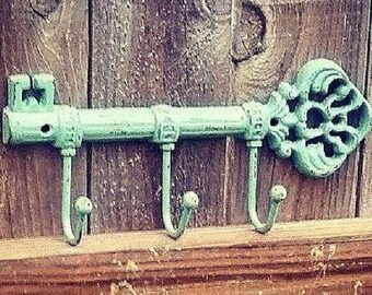 Vintage-Inspired Cast Iron Key Holder | Rustic Farmhouse Decor | Wall Mounted Key Hook Organizer
