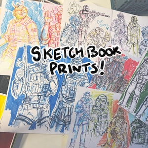 Puede incluir: Una colección de coloridas impresiones de cuadernos de bocetos con ilustraciones detalladas de soldados con equipo táctico. Las impresiones muestran varias poses y equipos, con las palabras "SKETCH BOOK PRINTS!" en negrita, en negro.